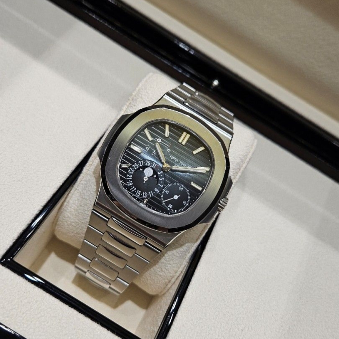 _patek_philippe__nautilus__571_1694502276_23577c50_progressive