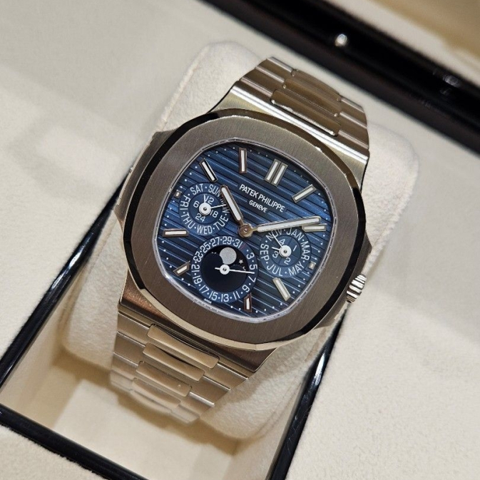 nos_patek_philippe__nautilus___1702982476_a6ab58c1_progressive